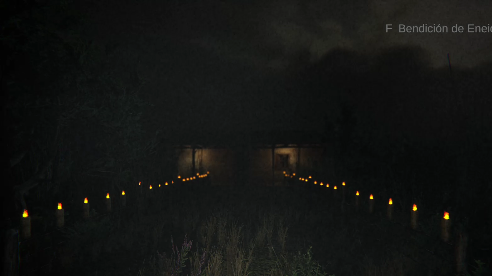 Sendero nocturno rodeado de velas