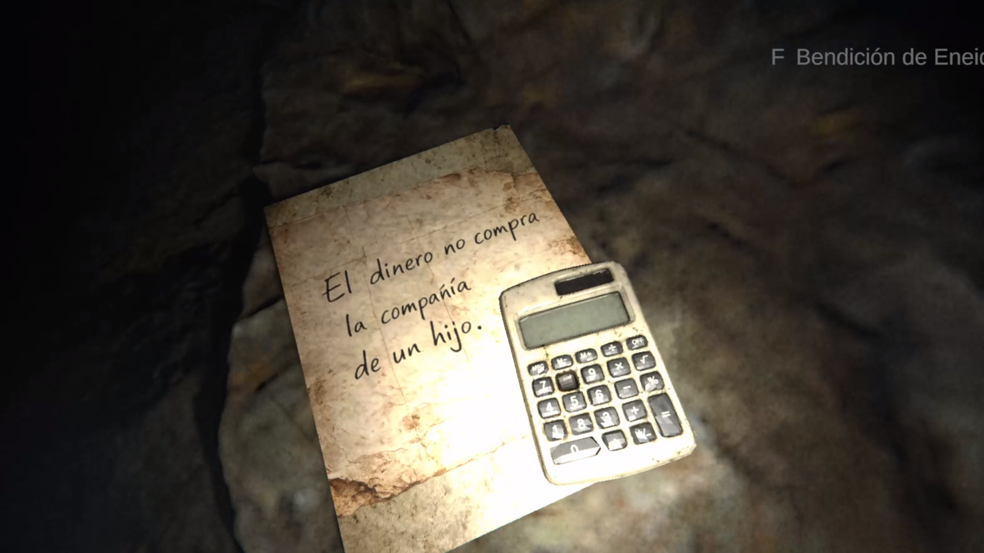 Nota envejecida y calculadora sobre una mesa