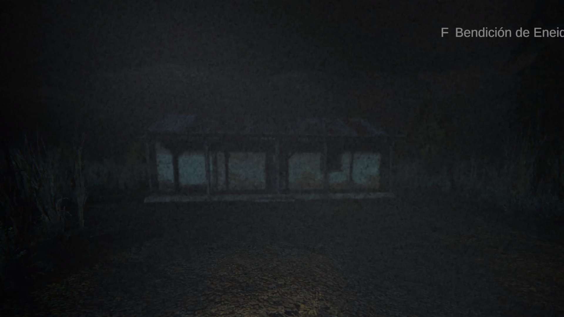 Construcción rural cubierta de niebla durante la noche